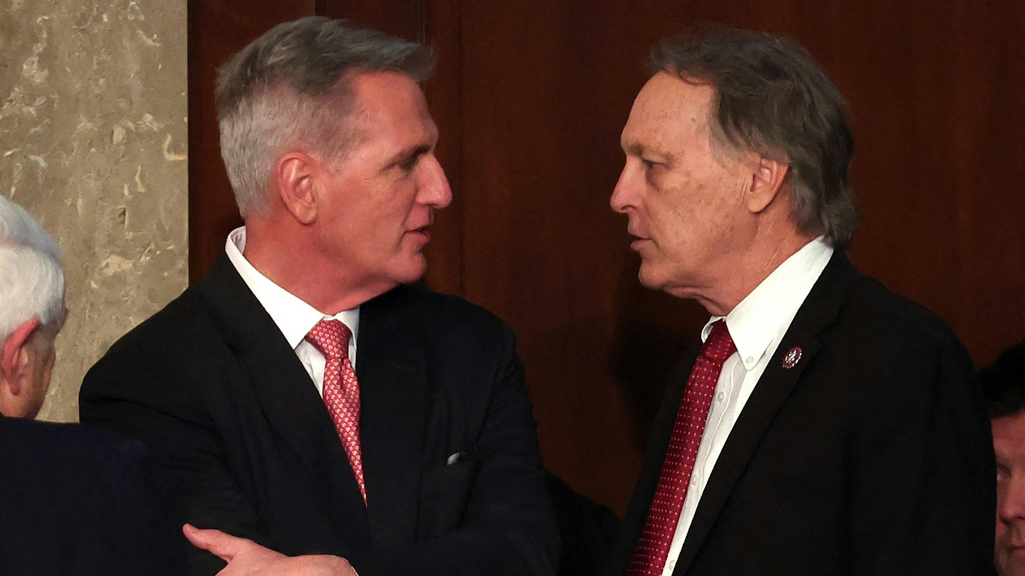 Kevin McCarthy (links) spricht mit Andy Biggs