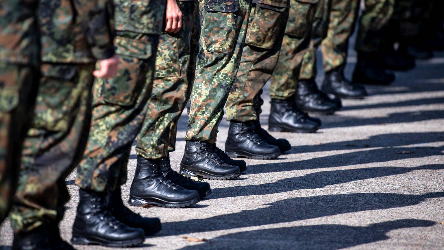 Soldaten der Bundeswehr stehen auf dem Appellplatz.