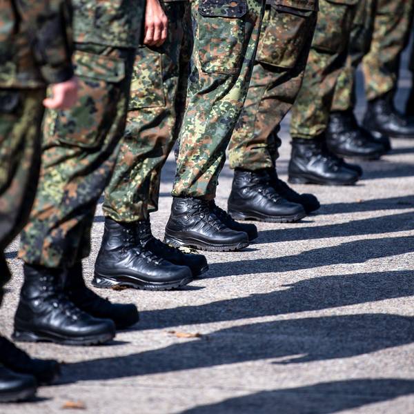Soldaten der Bundeswehr stehen auf dem Appellplatz. Zu sehen sind nur die Hosen und Stiefel der Soldaten.