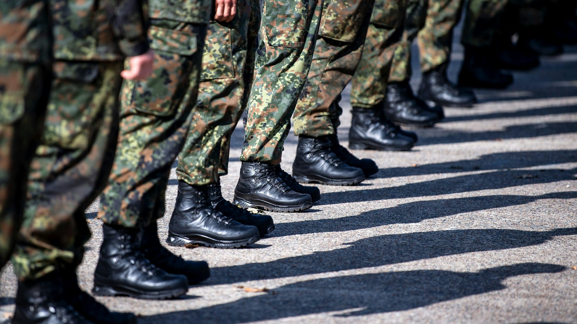 Soldaten der Bundeswehr stehen auf dem Appellplatz.