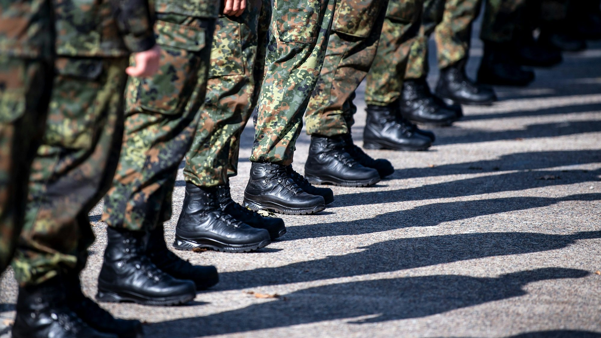Soldaten der Bundeswehr stehen auf dem Appellplatz.