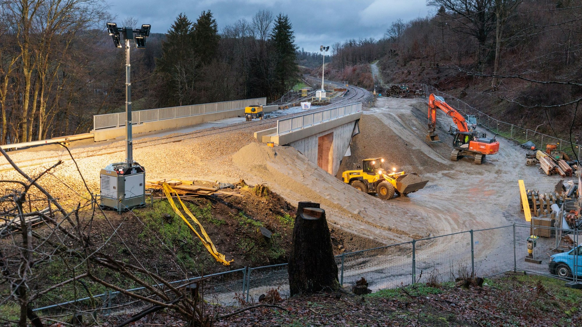 Die Baustelle bei der Bahnbrücke in Gummersbach- Luttersiefen mit Baggern und Arbeitern