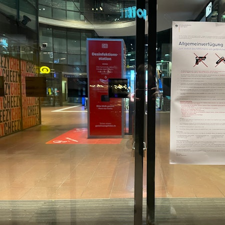 Am Eingang des ICE-Bahnhofs Siegburg/Bonn weist ein Plakat auf die dort geltende Waffenverbotszone hin.