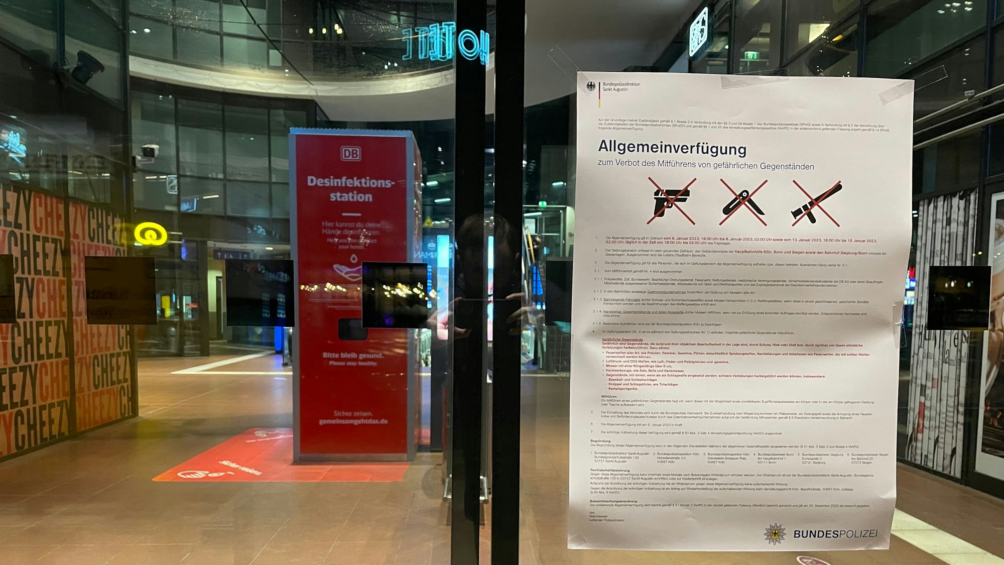 Ein Plakat weist auf die Waffenverbotszone am Siegburger Bahnhof hin.