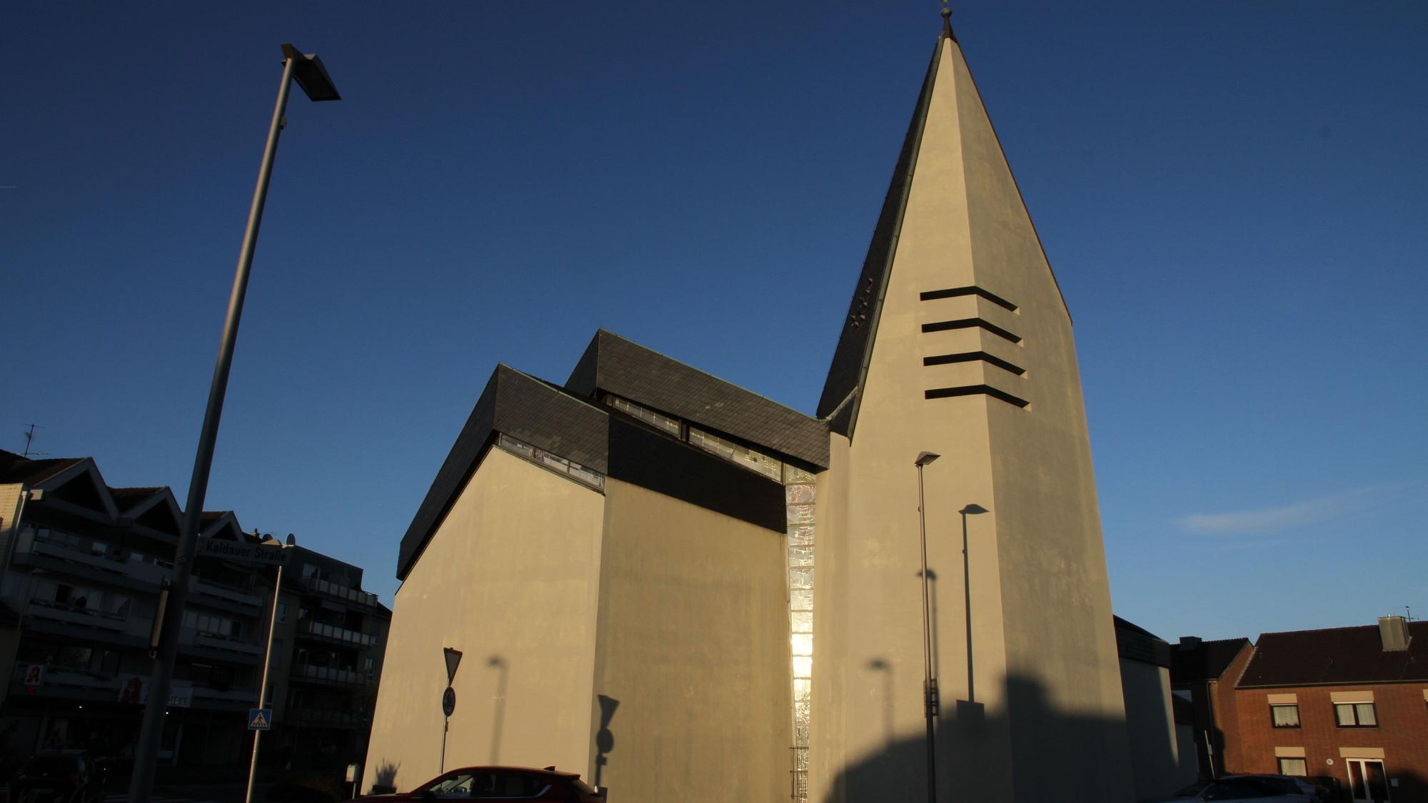 Die Kirche St. Mariä Empfängnis an der Kaldauer Straße auf dem Stallberg in Siegburg