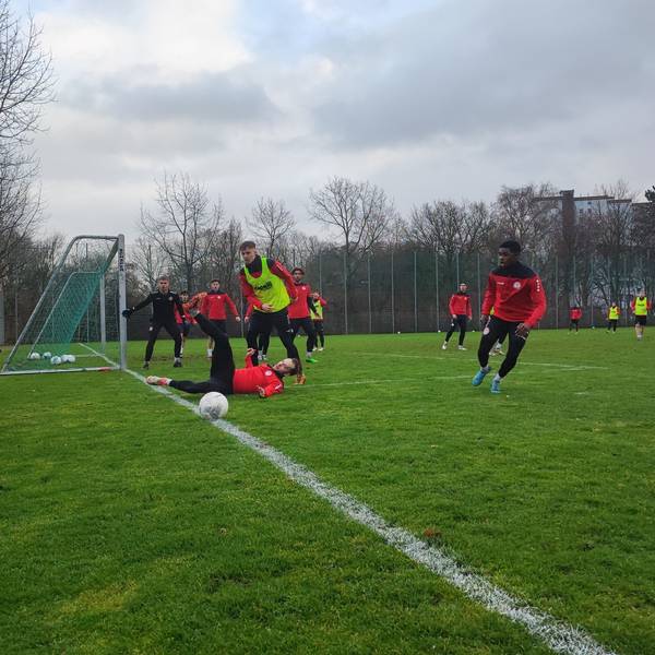 Fortuna Kölns Adrian Stanilewicz grätscht den Ball im Training weg.