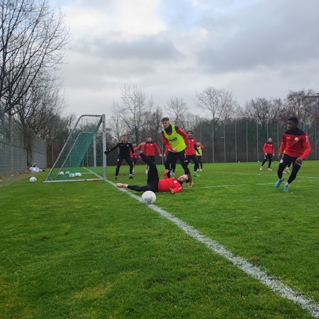 Fortuna Kölns Adrian Stanilewicz grätscht den Ball im Training weg.