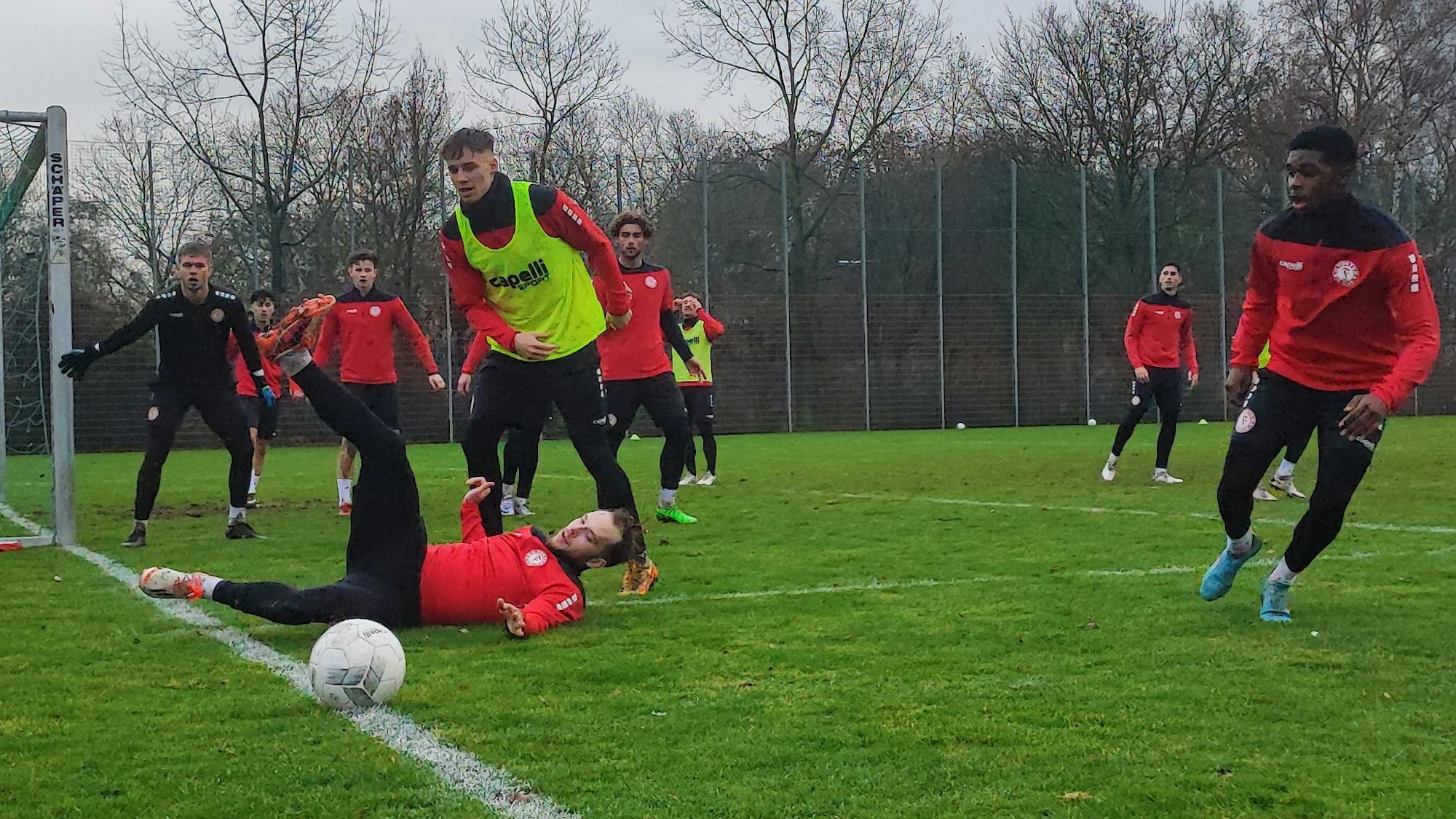 Fortuna Kölns Adrian Stanilewicz grätscht den Ball im Training weg.
