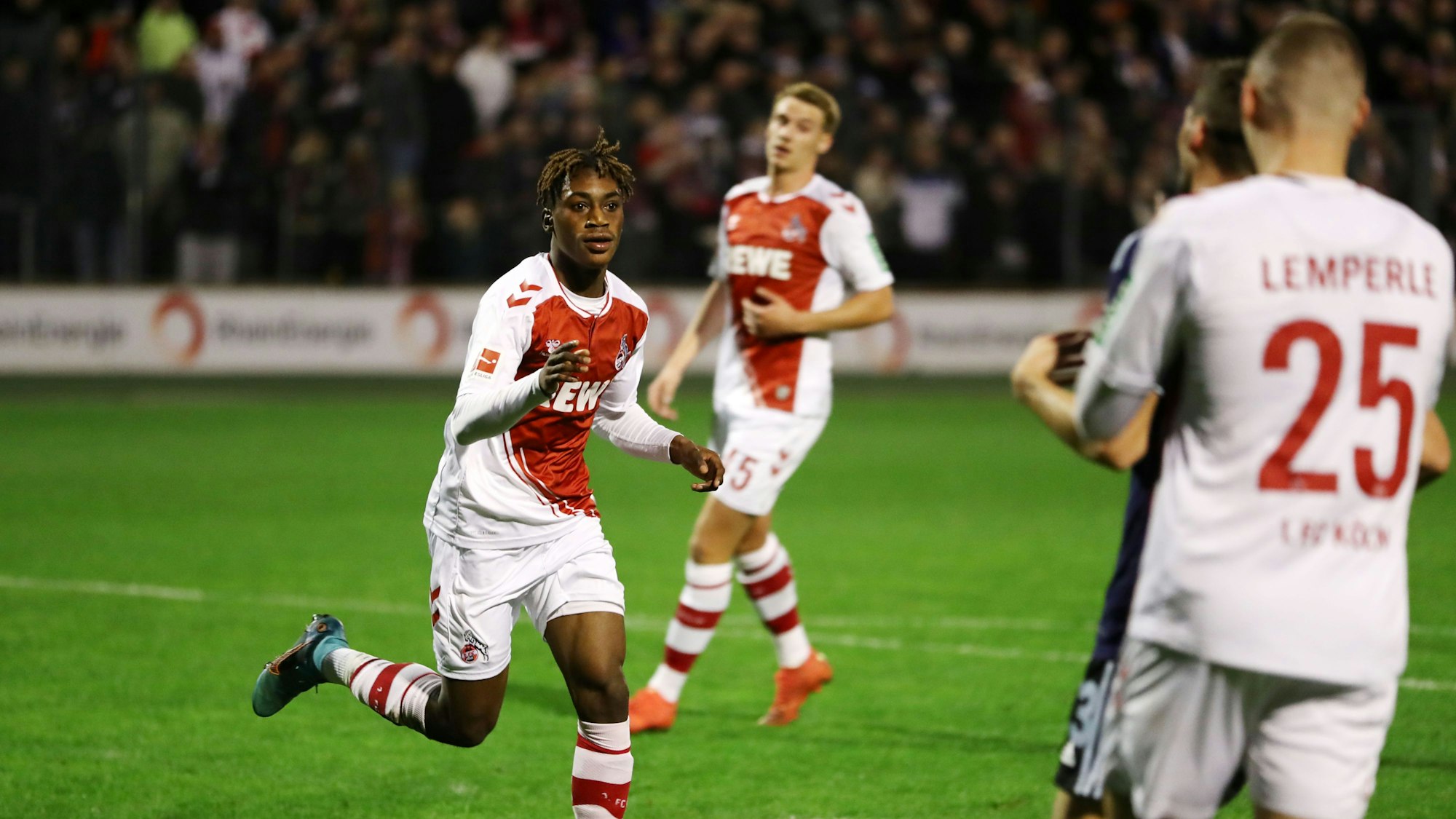 Justin Diehl jubelt nach seinem Treffer zum 3:0 gegen den HSV.