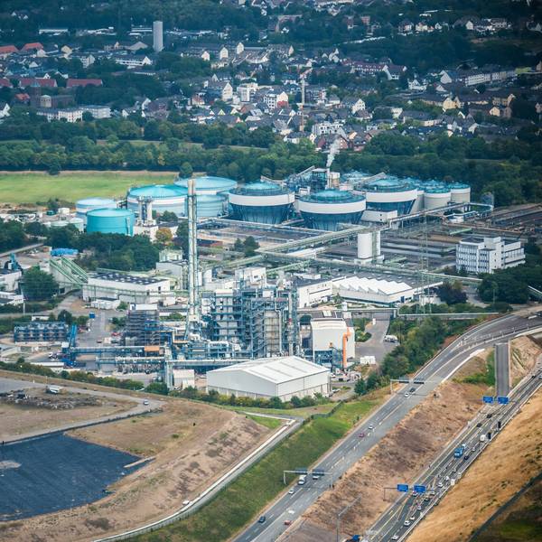 Luftbild des Bürriger Entsorgungszentrums mit Sondermüllerverbrennungsanlage, Deponie und Klärwerk.