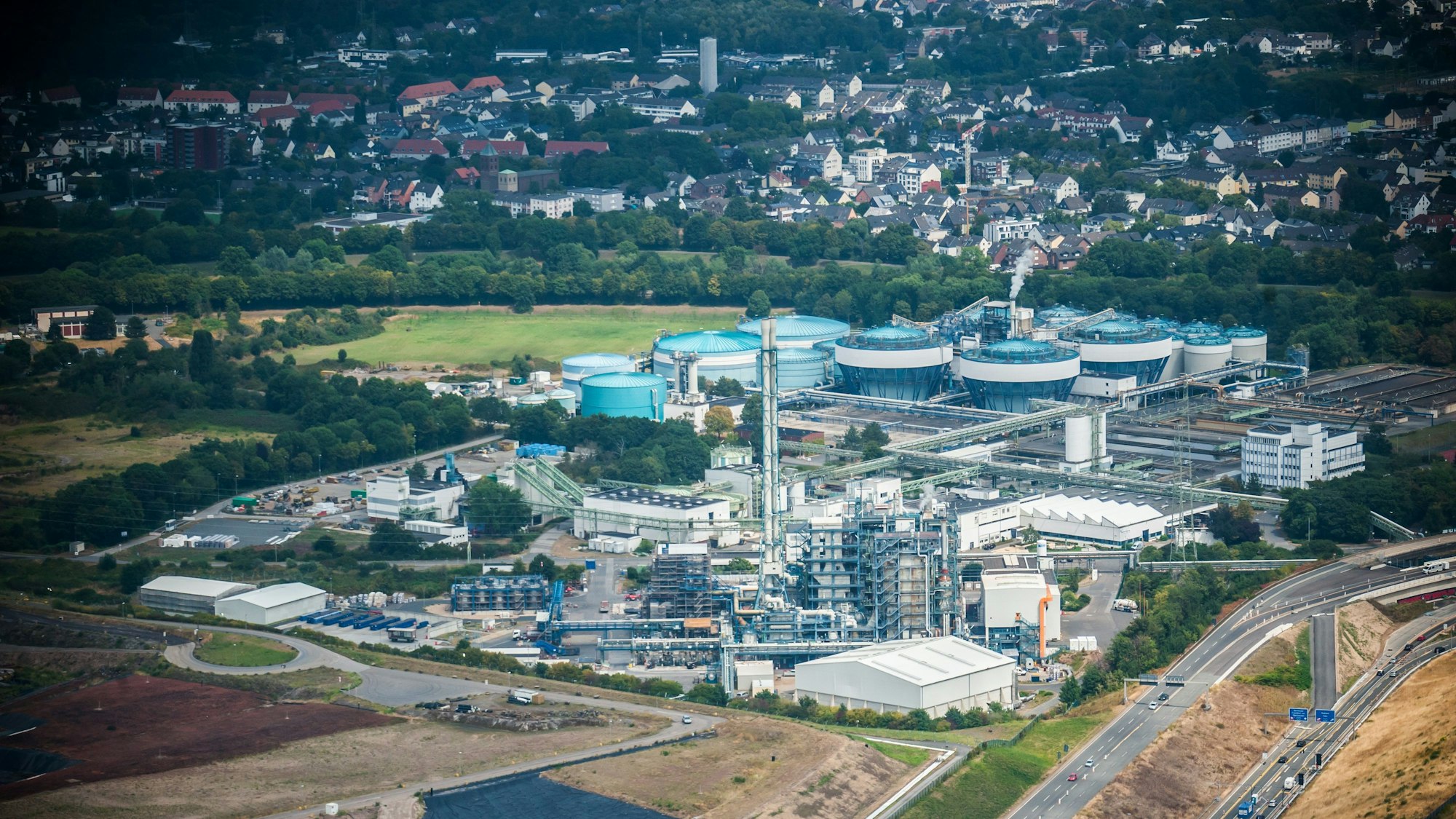 Luftbild des Bürriger Entsorgungszentrums mit Sondermüllerverbrennungsanlage, Deponie und Klärwerk.