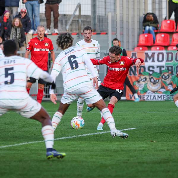 Florian Wirtz spielt sich durch die gesamte Abwehr und erzielt das 1:0 im Testspiel gegen den Venezia FC.