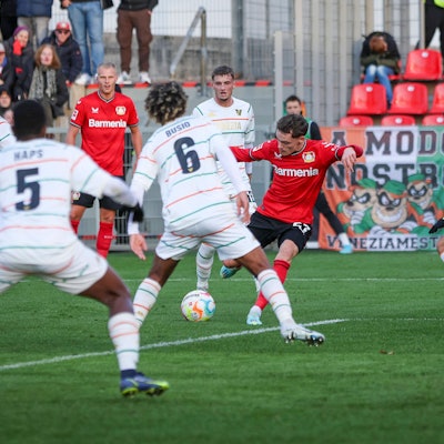 Florian Wirtz spielt sich durch die gesamte Abwehr und erzielt das 1:0 im Testspiel gegen den Venezia FC.