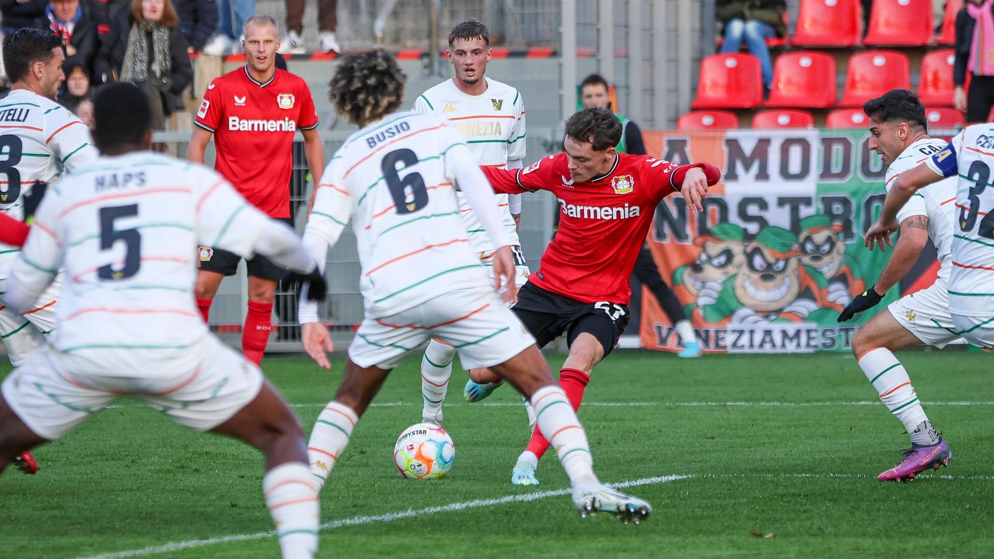 Florian Wirtz spielt sich durch die gesamte Abwehr und erzielt das 1:0 im Testspiel gegen den Venezia FC.