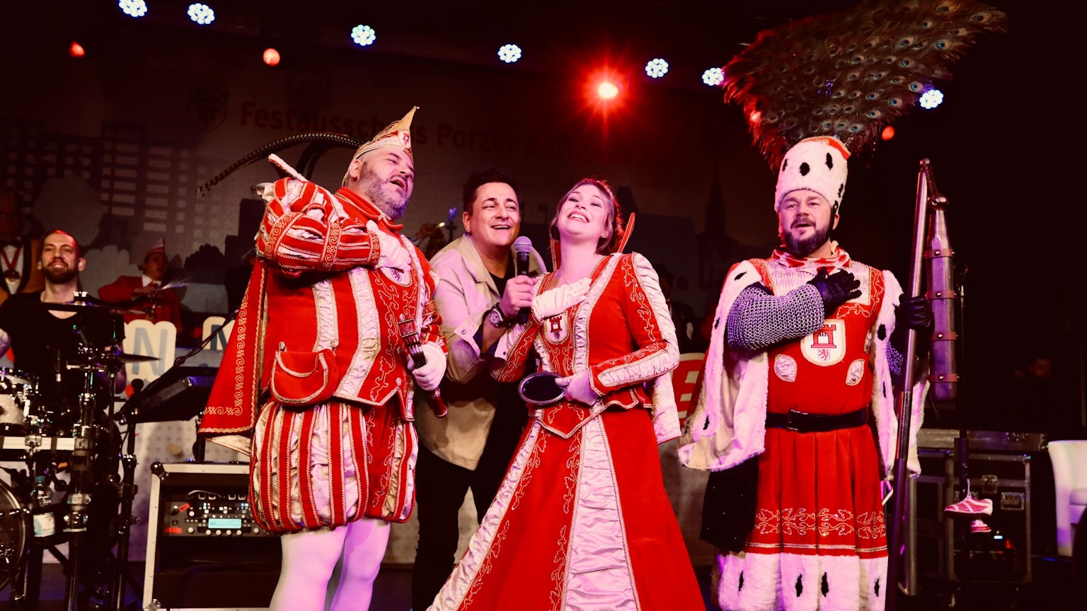 Micky Nauber von den Domstürmern singt zusammen mit dem Porzer Dreigestirn Prinz Markus II., Jungfrau Johanna und Bauer André.
