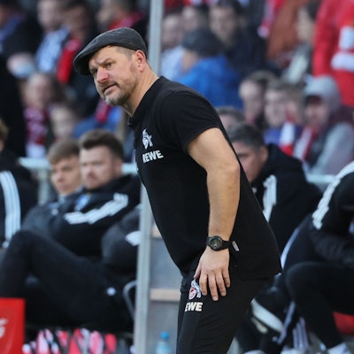 Steffen Baumgart an der Seitenlinie im Franz-Kremer-Stadion.