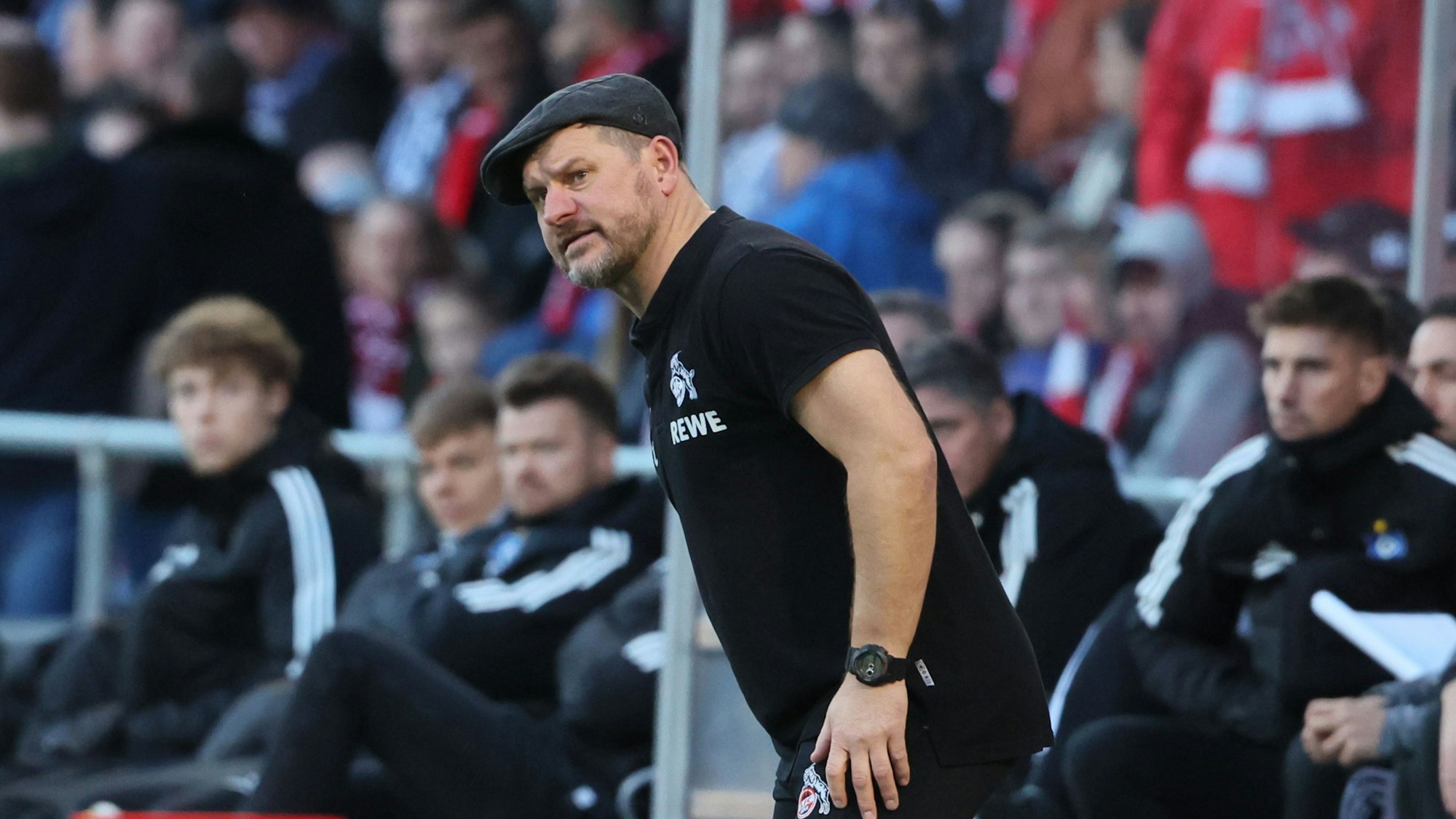 Steffen Baumgart an der Seitenlinie im Franz-Kremer-Stadion.