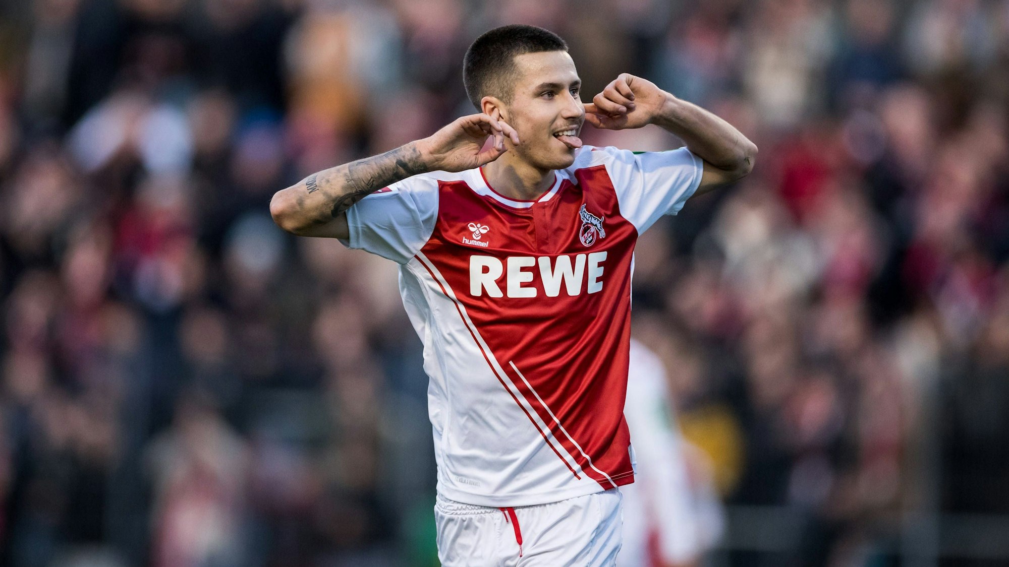 Denis Huseinbasic macht eine Jubelgeste nach einem Tor.