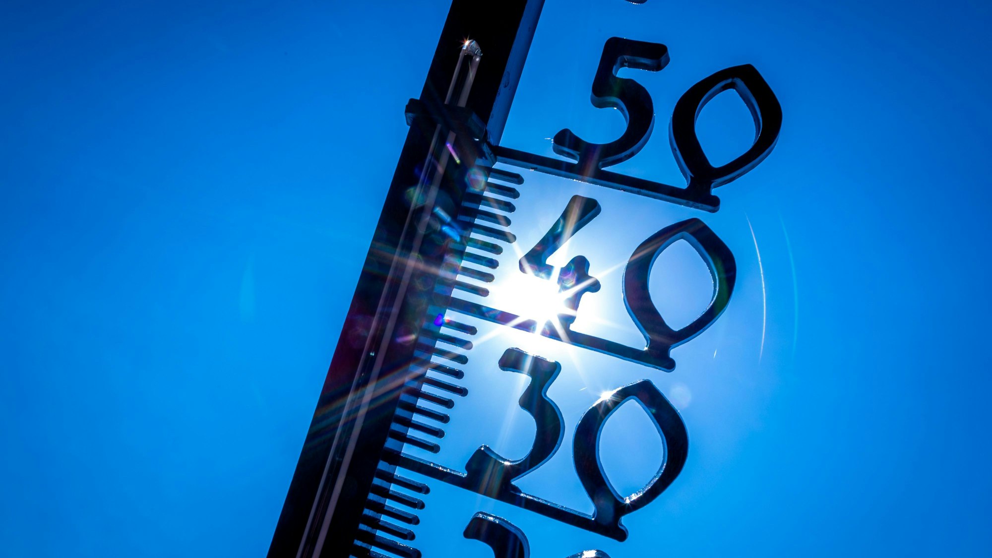 Ein Außenthermometer in einem Kleingarten zeigt die Temperatur von knapp 40 Grad an. 2016 war das wärmste bislang gemessene Jahr, 2022 liegt nicht weit dahinter. Nun mehren sich die Anzeichen für ein Wetterphänomen, das mit Blick auf die Durchschnittstemperaturen nichts Gutes verheißt.