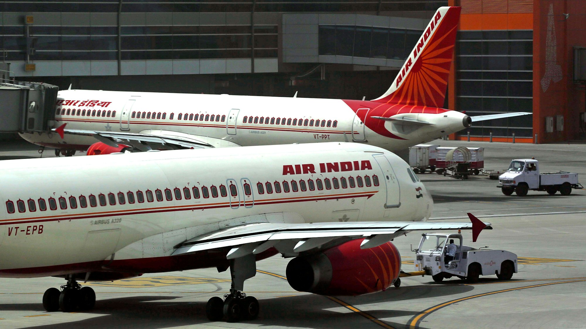 ARCHIV - Zwei Flugzeuge der Fluglinie Air India stehen am 18.05.2012 in Neu Delhi (Indien) auf dem Indira Gandhi International Flughafen.