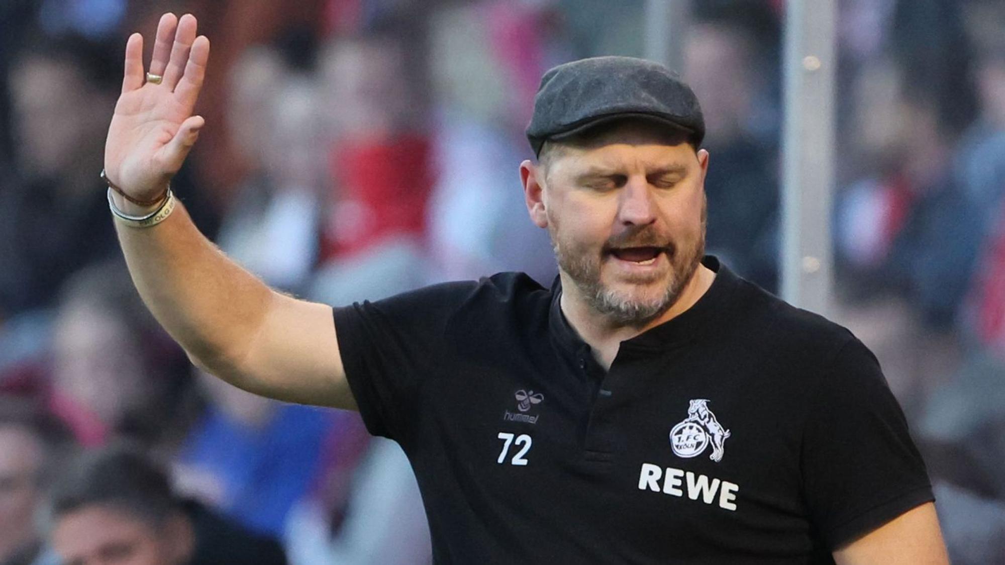 FC-Trainer Steffen Baumgart gestikuliert am Rande des Spiels gegen den Hamburger SV im Franz-Kremer-Stadion.