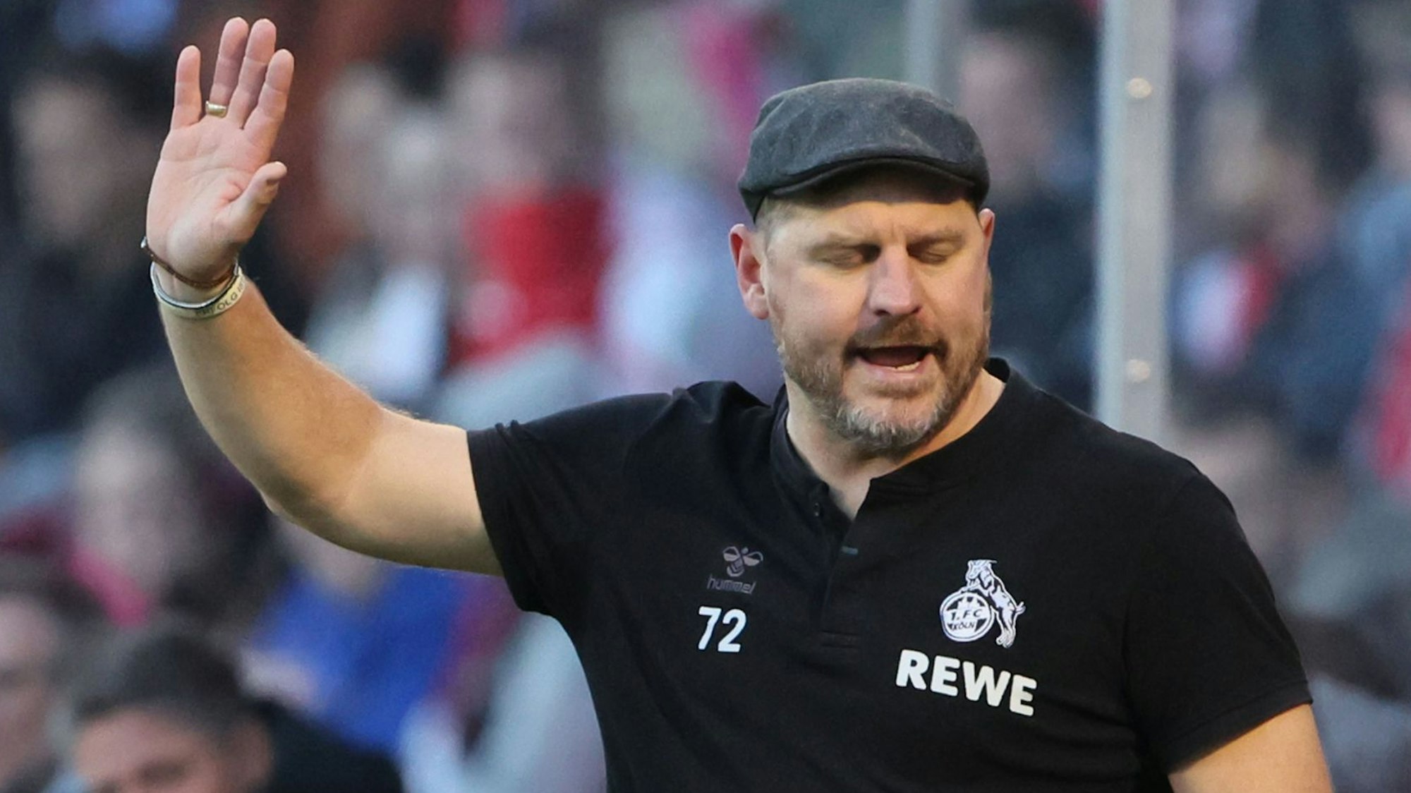 FC-Trainer Steffen Baumgart gestikuliert am Rande des Spiels gegen den Hamburger SV im Franz-Kremer-Stadion.