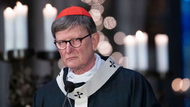 Der Kölner Erzbischof, Kardinal Rainer Woelki, im Januar 2023. Er trägt den roten Pileolus (Scheitelkäppchen) der Kardinäle sowie das mit Kreuzen bestickte Pallium, ein wollenes ringförmiges Band, als Zeichen der Erzbischofswürde.