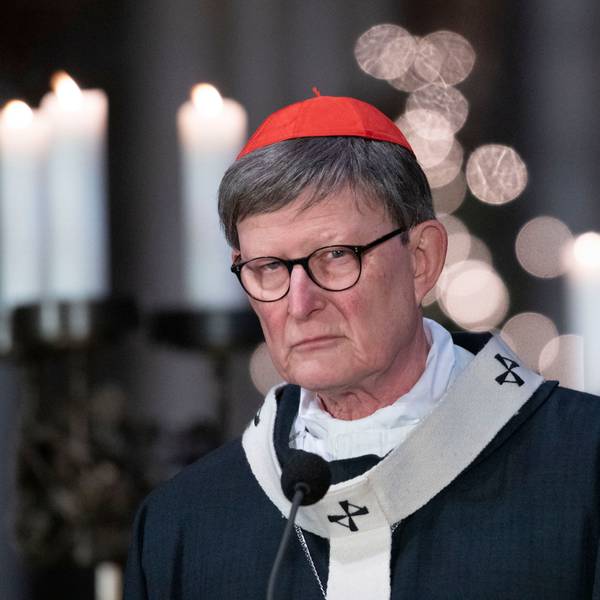 Der Kölner Erzbischof, Kardinal Rainer Woelki, im Januar 2023. Er trägt den roten Pileolus (Scheitelkäppchen) der Kardinäle sowie das mit Kreuzen bestickte Pallium, ein wollenes ringförmiges Band, als Zeichen der Erzbischofswürde.