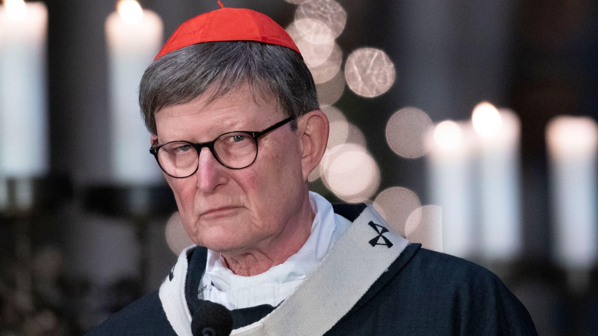 Der Kölner Erzbischof, Kardinal Rainer Woelki, im Januar 2023. Er trägt den roten Pileolus (Scheitelkäppchen) der Kardinäle sowie das mit Kreuzen bestickte Pallium, ein wollenes ringförmiges Band, als Zeichen der Erzbischofswürde.
