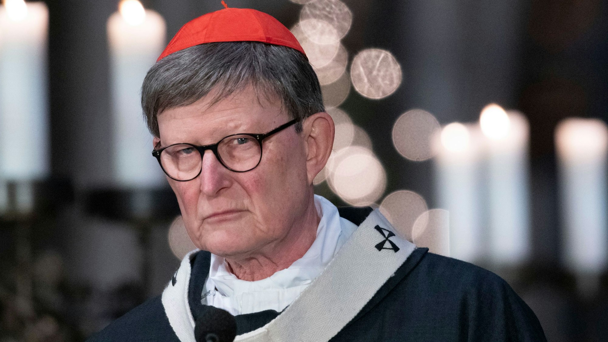 Der Kölner Erzbischof, Kardinal Rainer Woelki, im Januar 2023. Er trägt den roten Pileolus (Scheitelkäppchen) der Kardinäle sowie das mit Kreuzen bestickte Pallium, ein wollenes ringförmiges Band, als Zeichen der Erzbischofswürde.