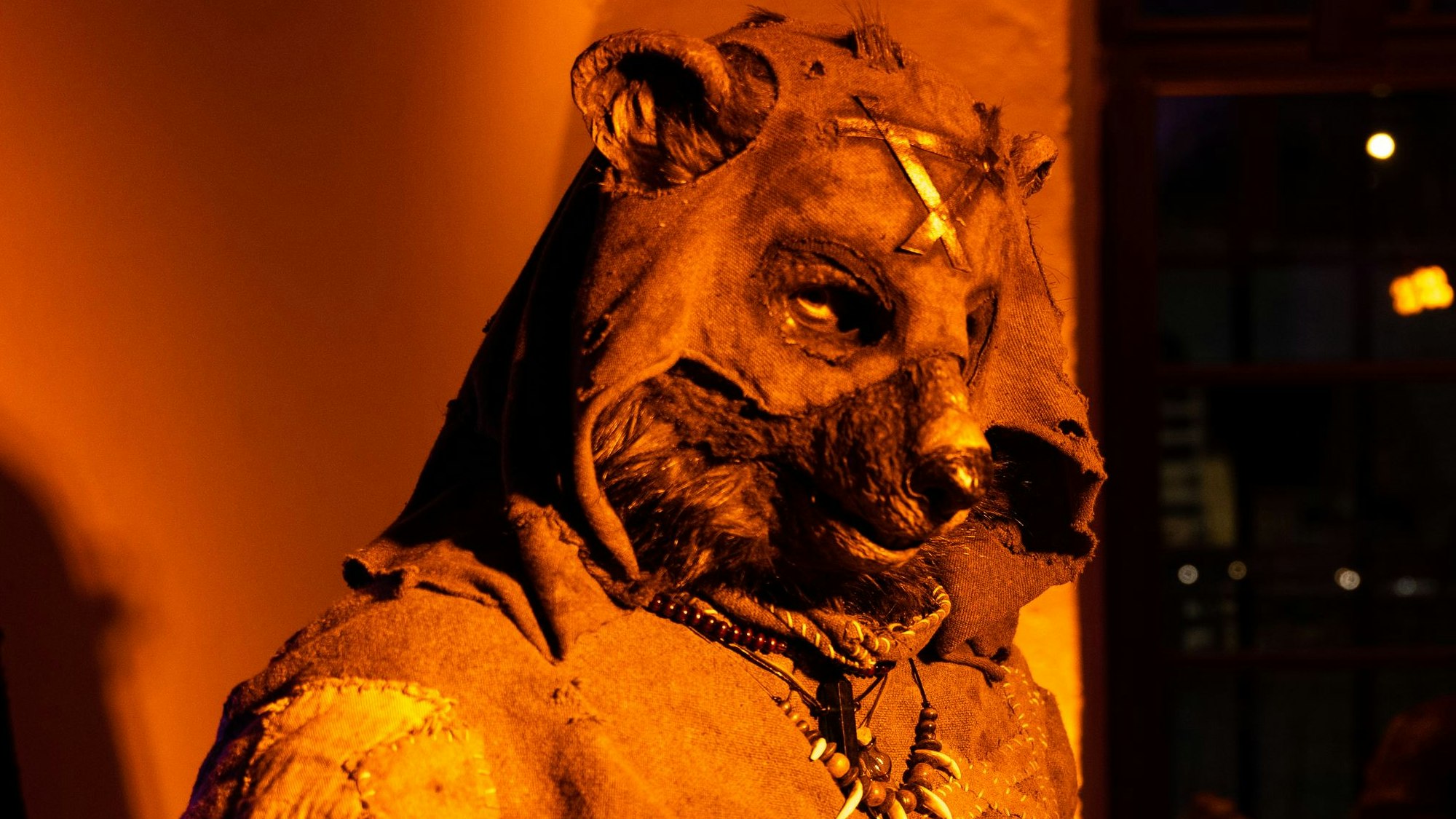 Eine Frau trägt ein aufwändiges Rattenkostüm.