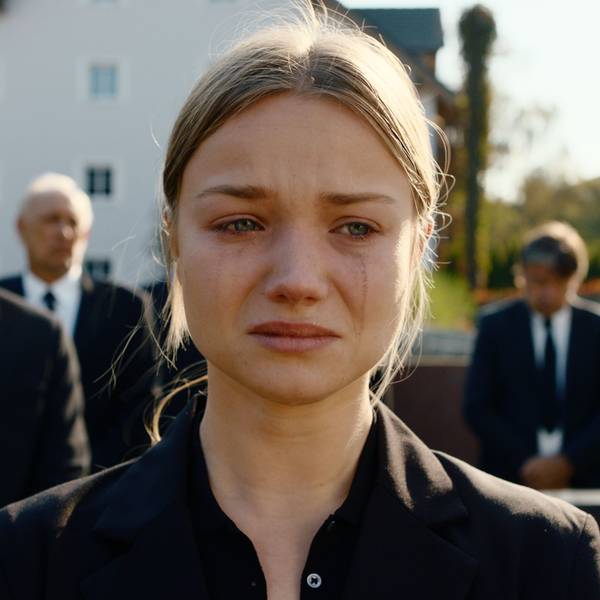 Julia Beautx steht als Vivi Klettmann in der Serie "Gestern waren wir noch Kinder" auf der Beerdigung ihrer Mutter.