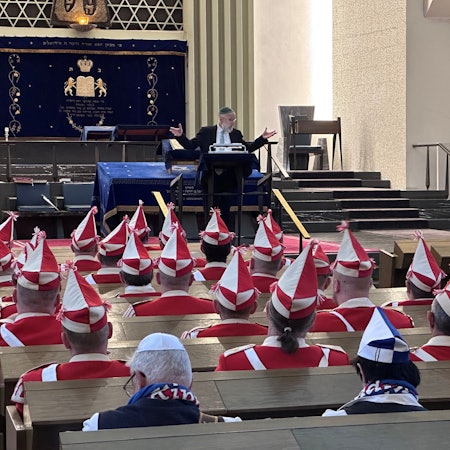 Rabbi Rav Brukner spricht zu Karnevalisten.