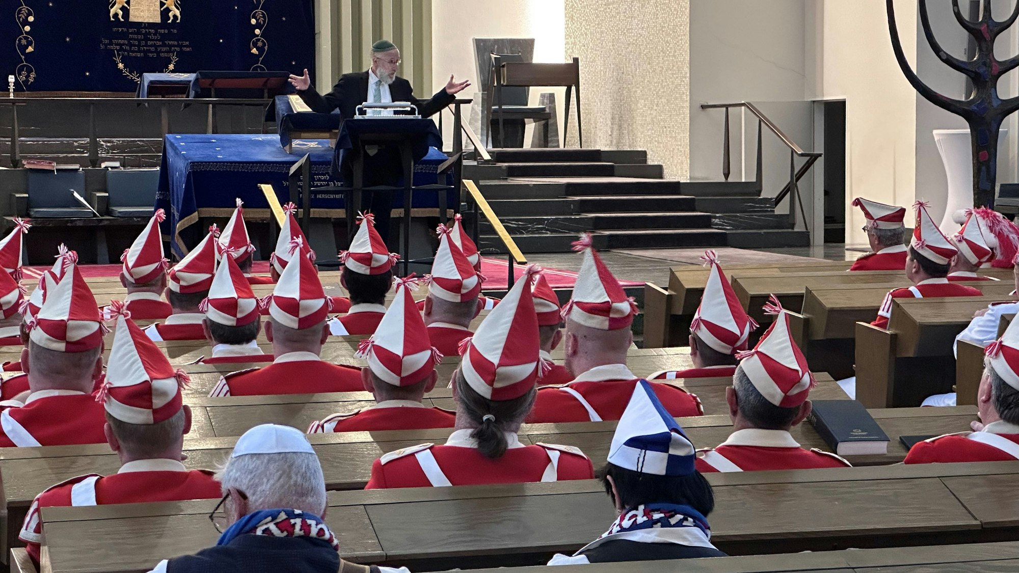 Rabbi Rav Brukner spricht zu Karnevalisten.
