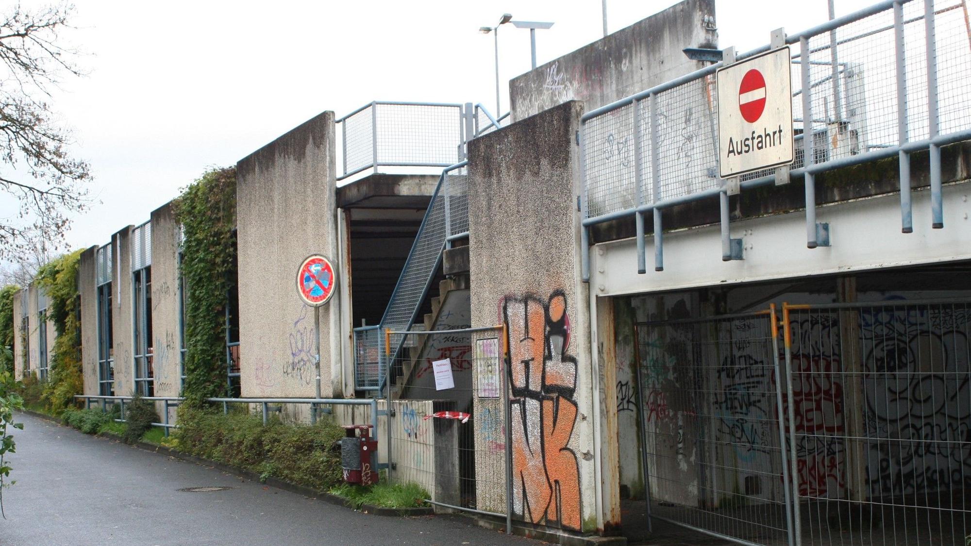Ein marodes Parkhaus in Eitorf ist gesperrt.