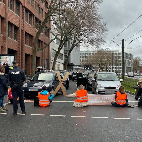 Aktivistinnen und Aktivisten der „Letzten Generation“ blockieren am Freitagmittag mit einer Sitzblockade die Cäcilienstraße, eine der zentralen Verkehrsachsen in der Kölner Innenstadt.