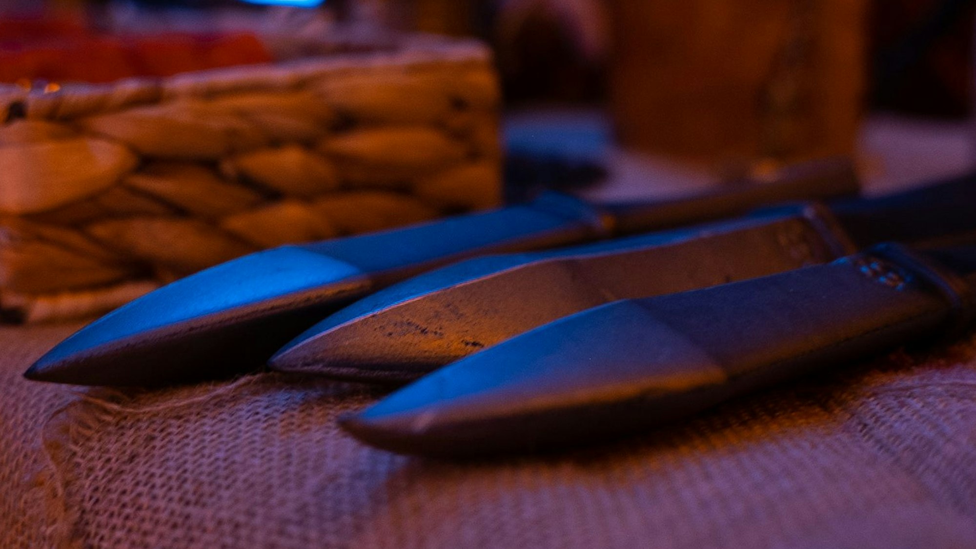 Larp-Waffen aus Schaumstoff liegen auf dem Tisch eines Händlers.