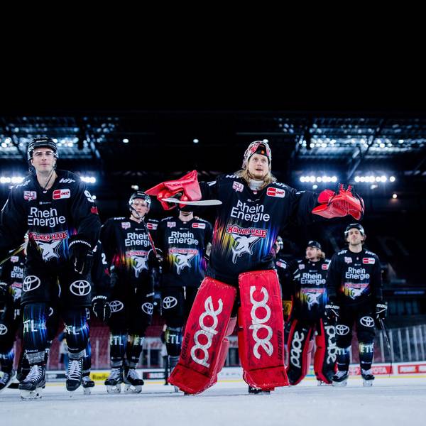 Kölns Spieler um Torwart Mirko Pantkowski (M) lassen sich nach dem 5:2-Sieg von den Fans feiern.