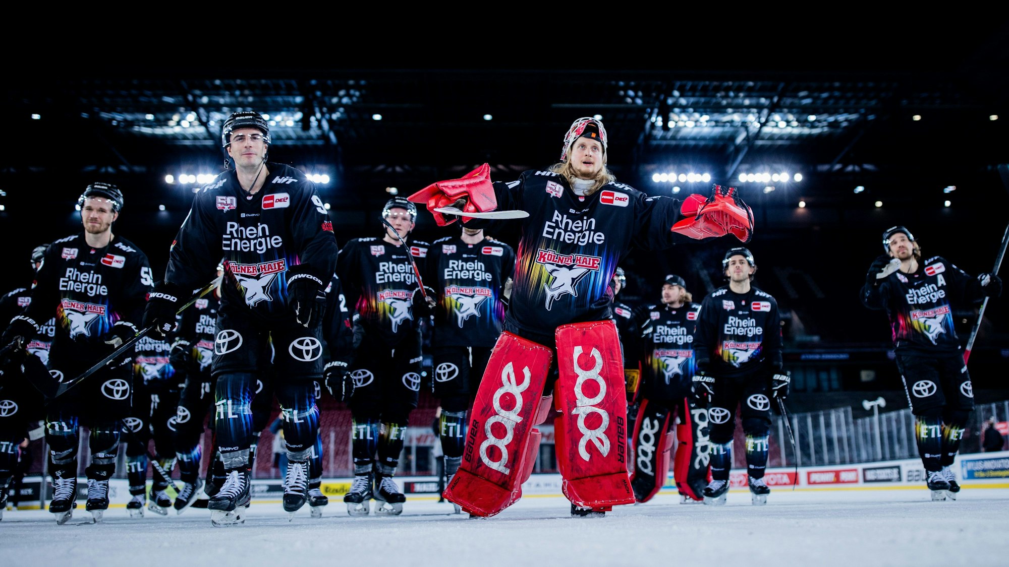 Kölns Spieler um Torwart Mirko Pantkowski (M) lassen sich nach dem 5:2-Sieg von den Fans feiern.