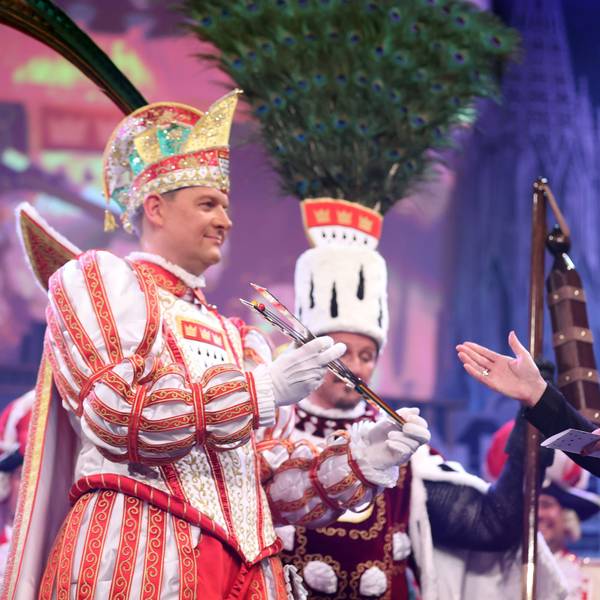 OB Henriette Reker gratuliert Prinz Boris I. (Boris Müller) bei der Proklamation des Kölner Dreigestirns 2023.