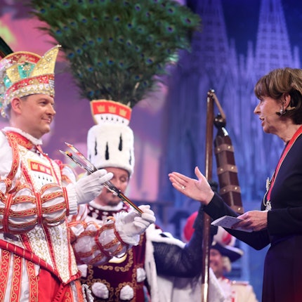 OB Henriette Reker gratuliert Prinz Boris I. (Boris Müller) bei der Proklamation des Kölner Dreigestirns 2023.