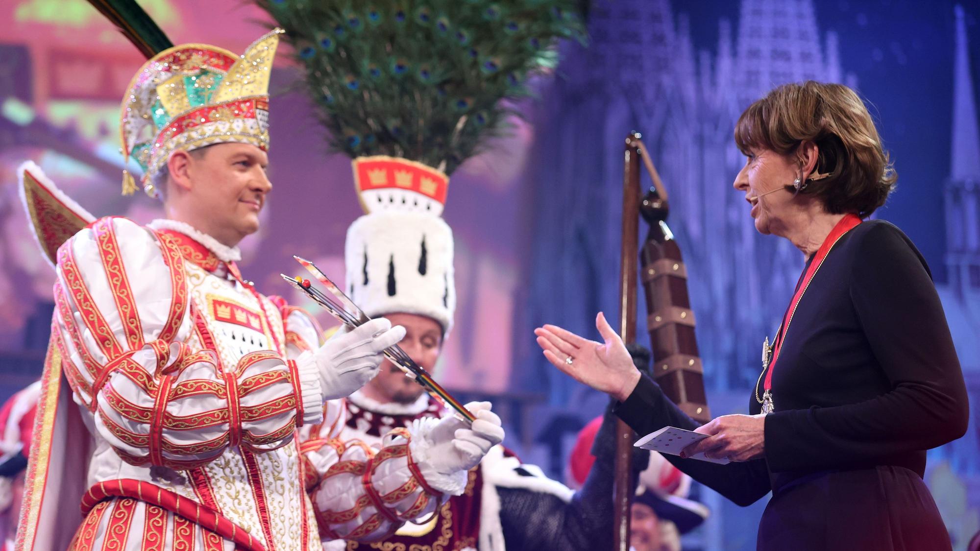OB Henriette Reker gratuliert Prinz Boris I. (Boris Müller) bei der Proklamation des Kölner Dreigestirns 2023.