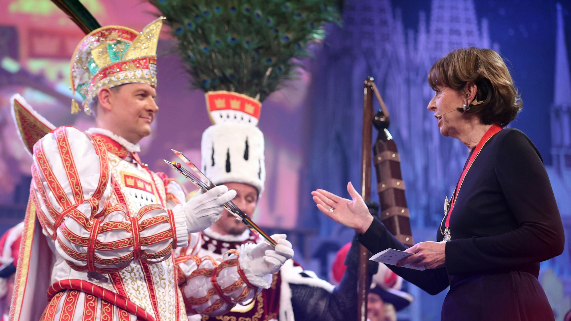 OB Henriette Reker gratuliert Prinz Boris I. (Boris Müller) bei der Proklamation des Kölner Dreigestirns 2023.