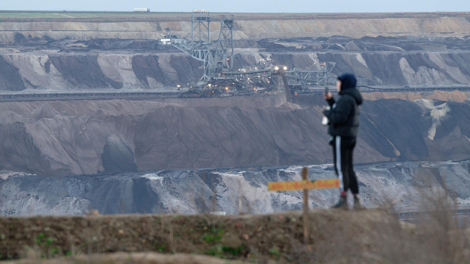 08.01.2023, Nordrhein-Westfalen, Erkelenz: Ein Absetzer arbeitet im Tagebau Garzweiler 2. Lützerath soll zur Erweiterung des Braunkohletagebaus Garzweiler II abgebaggert werden. Foto: Henning Kaiser/dpa +++ dpa-Bildfunk +++