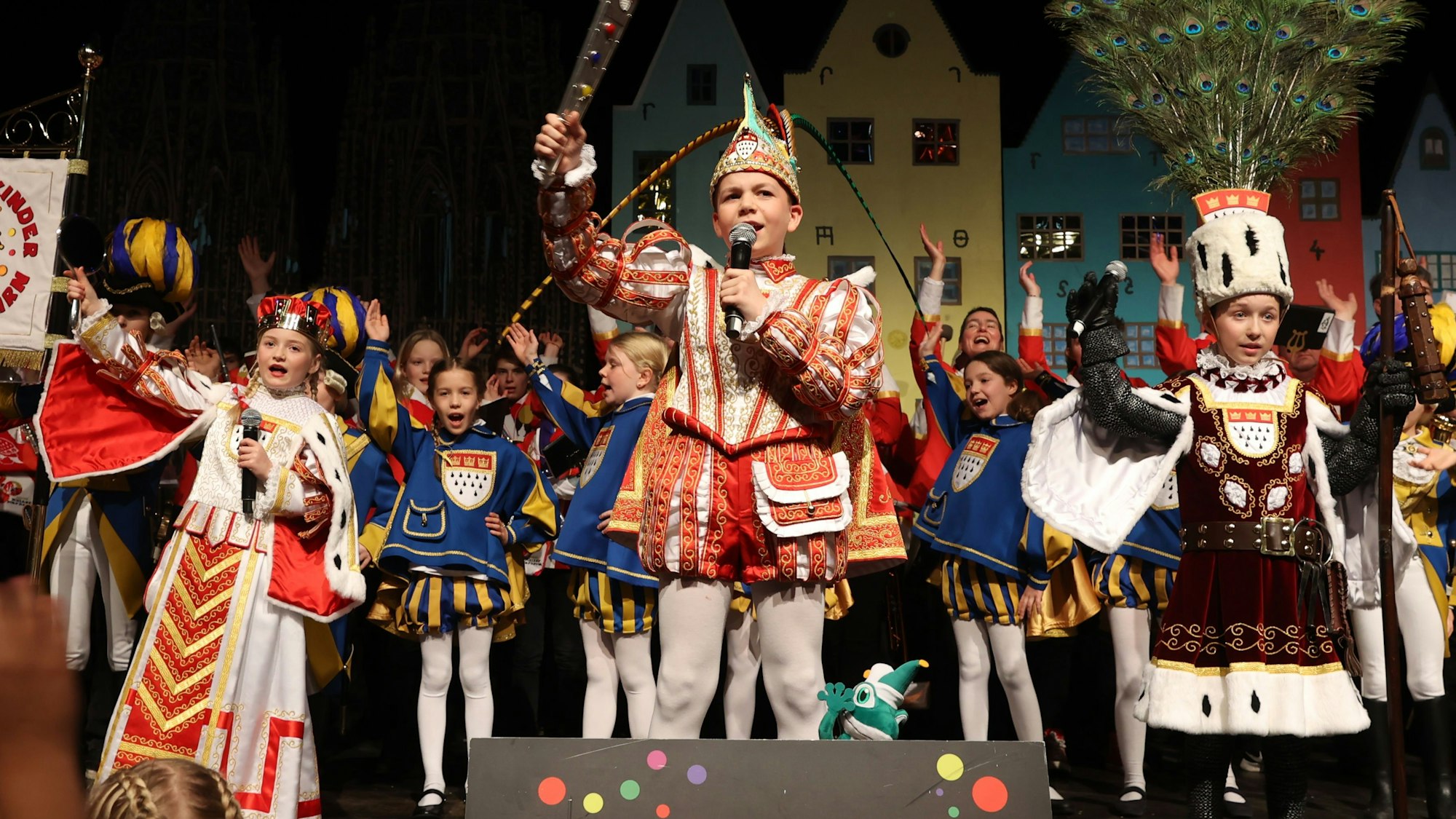 Kinderjungfrau Marlene (Marlene Kewitz), Kinderprinz Tim II (Tim Woitecki) und Kinderbauer Matheo (Matheo Kirch) stehen auf der Bühne des Tanzbrunnens.