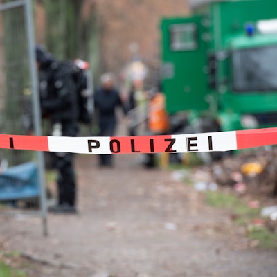 "Polizei" steht auf dem Absperrband unweit eines Kanals an der Treptower Straße.