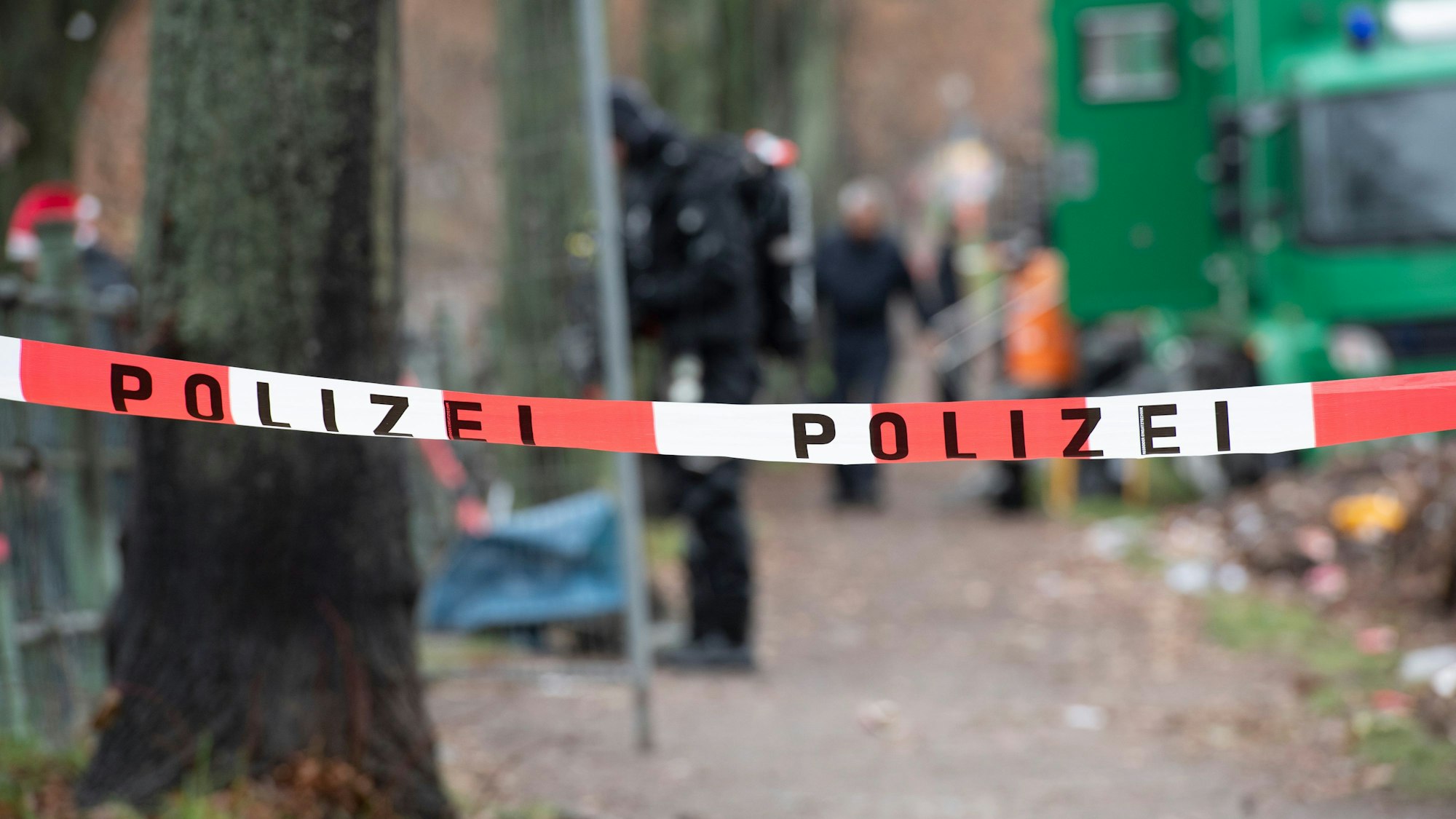 "Polizei" steht auf dem Absperrband unweit eines Kanals an der Treptower Straße.
