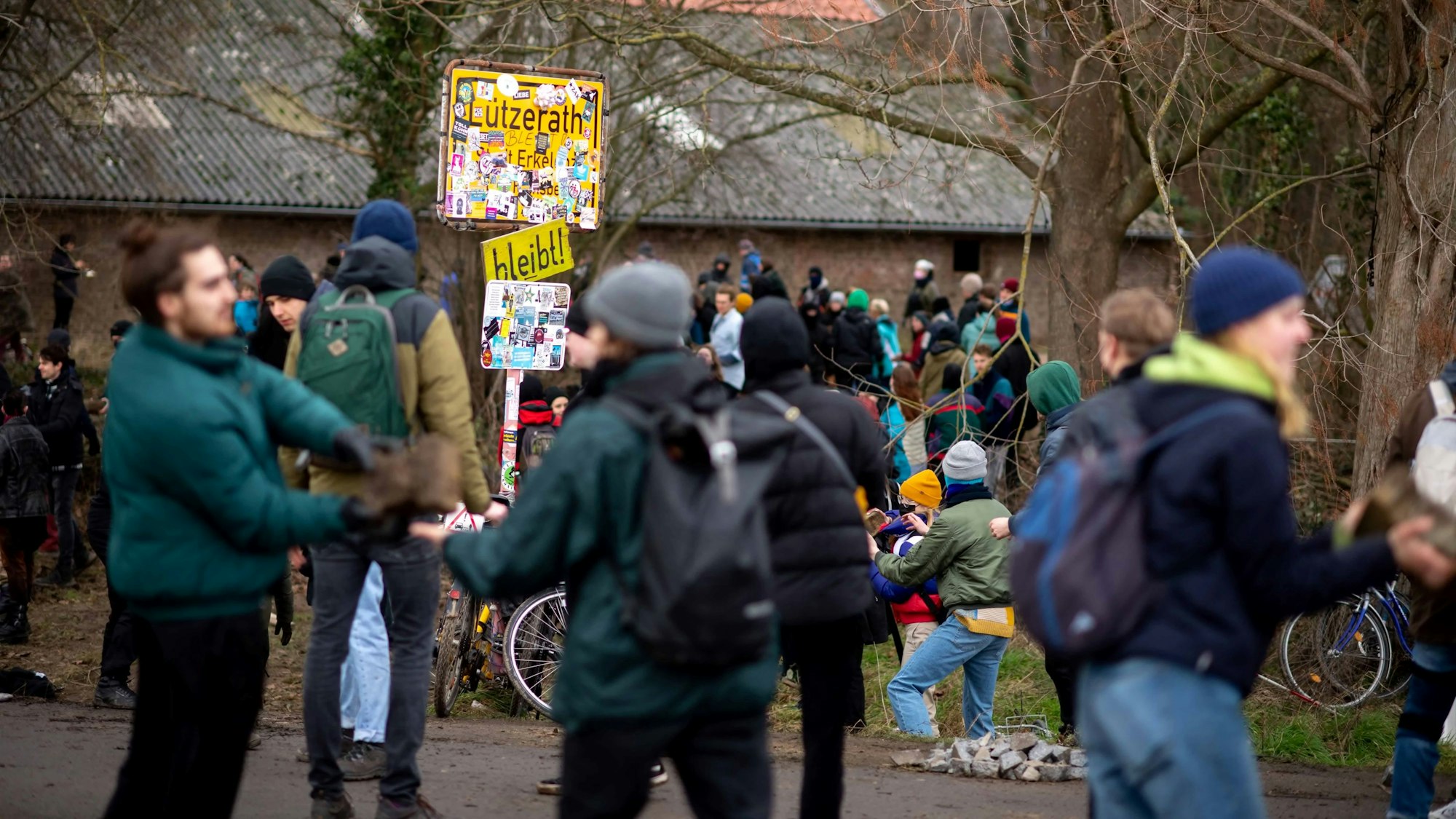 Zahlreiche Menschen haben eine Kette gebildet, um Steine für eine weitere Barrikade heranzuschaffen.