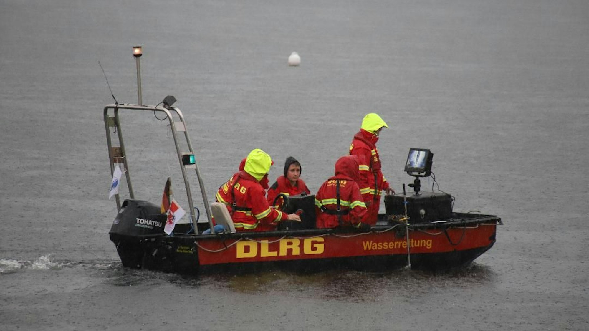 Retter der DLRG in einem Boot.