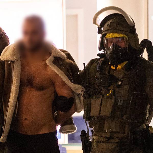Castrop-Rauxel: Ein Mann wird von Beamten des Spezialeinsatzkommandos (SEK) mit Schutzmaske in Gewahrsam genommen.